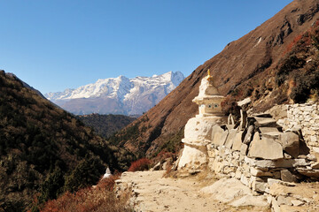 Stupa and Mani stones next to the trail, Tengboche, Tangboche village in front of Kongde Ri peak in the background, Mount Everest Base Camp Trek, EBC, Nepal