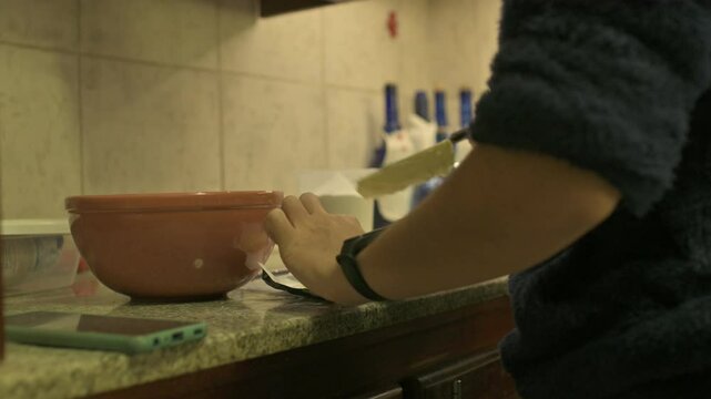 A&ntilde;adiendo manteca a una preparaci&oacute;n