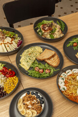  Don't forget to add condiments like mustard, mayonnaise, pesto, vinaigrettes, or other dressings to give your panini more flavor.