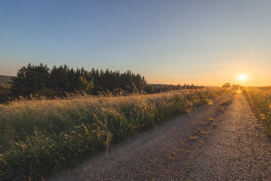 Sonnenuntergang &uuml;ber einem Feld im Westerwald 4