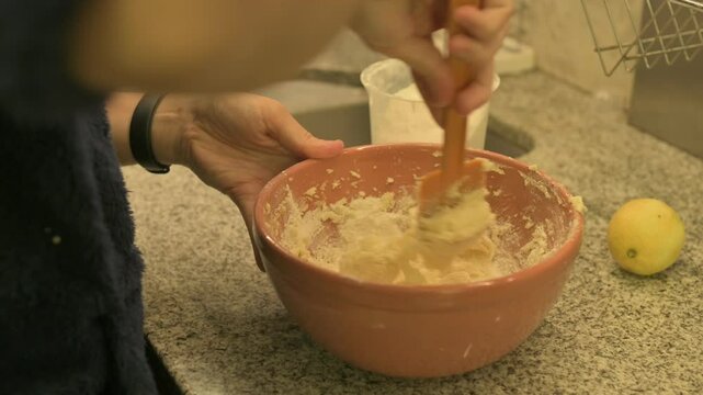 Mezclando en un bol harina con manteca
