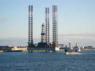 Obraz premium Jack-Up Barge, oil rig, Offshore oil and gas drilling platform and drillship, vessel at sunset. extraction platform. Global energy market instability 2026