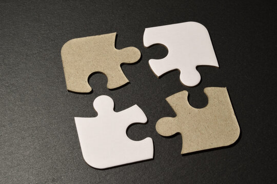 Concepto de reciclaje formado con cuatro piezas de puzzle.