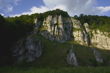 Dolinki pod krakowskie. Piękna letnia pogoda wczesnym rankiem w Polsce. Okolice Ojcowa i Skały. © Roman Trojanowski