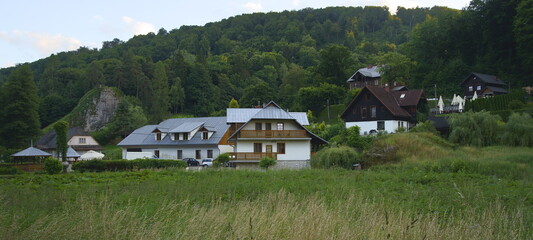 Wiosna w parku ojcowskim koło Krakowa w Polsce. Piękny poranek w śród zieleni i wstającego słońca. Zabudowania © Roman Trojanowski