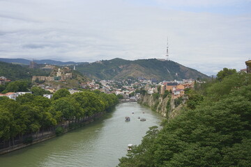 Fototapeta premium Tbilisi, Gruzja - lato 2024. Piękne miasto z wielką ilością zabytków i miejsc rozrywki. Wspaniała pogoda, architektura i historia. 