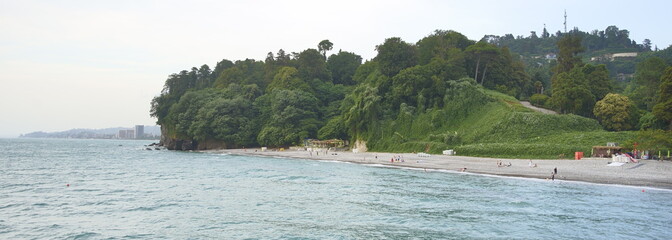 Lato 2024 w Gruzji. Widok na plażę w Batumi. Bogata zieleń przybrzeżna. © Roman Trojanowski