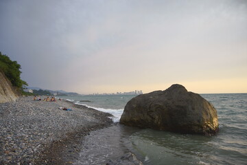 Lato 2024 w Gruzji. Widok na plażę w Batumi. Wielki głaz na plaży.