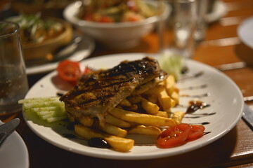 Lato 2024 w Gruzji. Dania przygotowane przez restaurację przy porcie w Batumi.