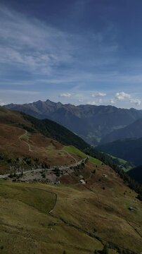 Luftaufnahme des Penser Jochs im Herbst bei Sonnenschein mit ein paar Wolken