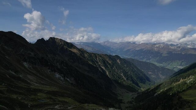 Luftaufnahme des Penser Jochs im Herbst bei Sonnenschein mit ein paar Wolken