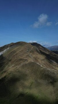 Luftaufnahme des Penser Jochs im Herbst bei Sonnenschein mit ein paar Wolken