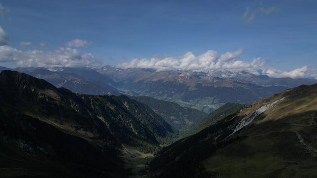 Luftaufnahme des Penser Jochs im Herbst bei Sonnenschein mit ein paar Wolken