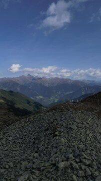 Luftaufnahme des Penser Jochs im Herbst bei Sonnenschein mit ein paar Wolken