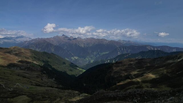 Luftaufnahme des Penser Jochs im Herbst bei Sonnenschein mit ein paar Wolken