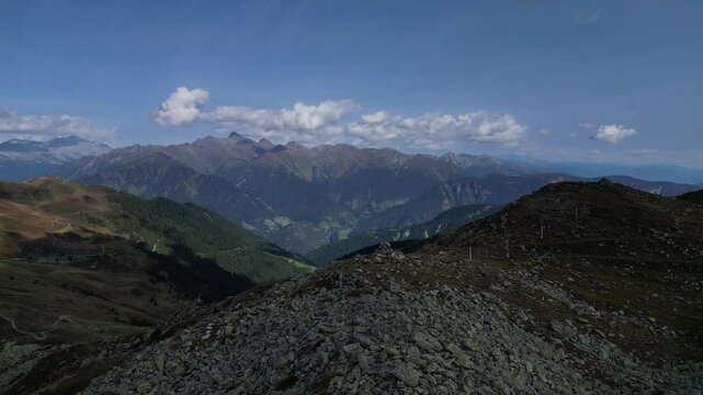 Luftaufnahme des Penser Jochs im Herbst bei Sonnenschein mit ein paar Wolken