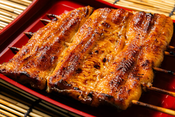 うなぎ　Eel and rice in a lacquered box