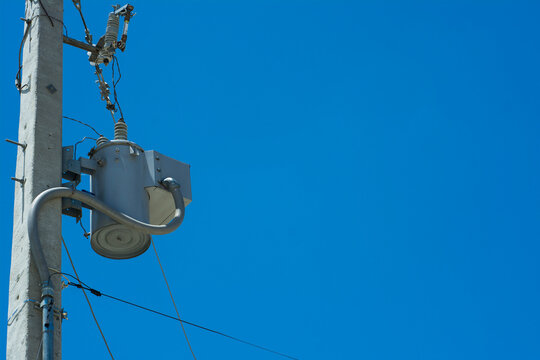 poste de luz con transformador anclado con cables de energia de alta tencion