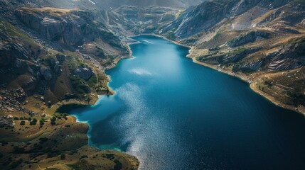 Obraz premium Aerial View of a Serene Mountain Lake