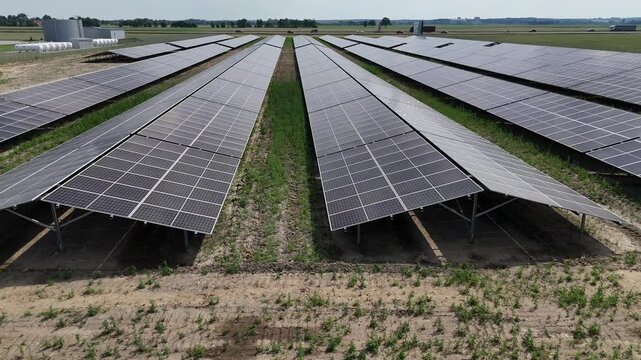 Plantacja paneli fotowoltaicznych, fotowoltaika, energia odnawialna widok z g&oacute;ry, widok z lotu ptaka