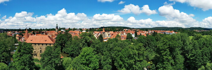 Obraz premium Luftbild von Lauf an der Pegnitz mit Blick auf die historische Altstadt. Lauf an der Pegnitz, Mittelfranken, Bayern, Deutschland.