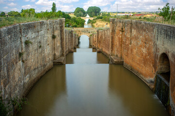 Fototapeta premium Quadruple lock of the northern canal of Castilla as it passes through Frómista, Palencia, Castilla y León, Spain