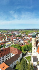 Obraz premium Luftbild der historischen Altstadt von Marktoberdorf mit Blick auf das Schloss und die Pfarrkirche St. Martin. Marktoberdorf, Ostallgäu, Schwaben, Bayern, Deutschland.
