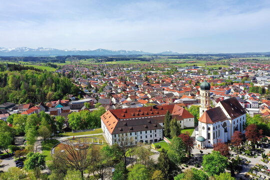 Luftbild der historischen Altstadt von Marktoberdorf mit Blick auf das Schloss und die Pfarrkirche St. Martin. Marktoberdorf, Ostallg&auml;u, Schwaben, Bayern, Deutschland.