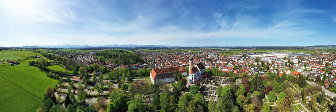 Luftbild der historischen Altstadt von Marktoberdorf mit Blick auf das Schloss und die Pfarrkirche St. Martin. Marktoberdorf, Ostallg&auml;u, Schwaben, Bayern, Deutschland.