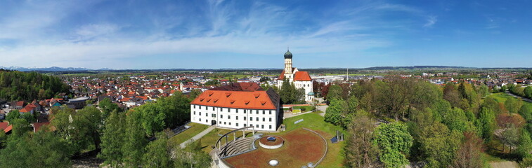 Luftbild der historischen Altstadt von Marktoberdorf mit Blick auf das Schloss und die Pfarrkirche...
