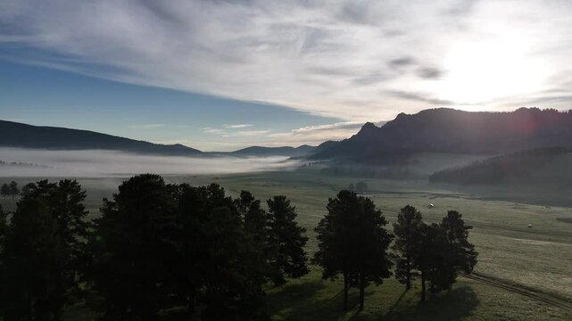 Morgen mit Nebel in der mongolischen Steppe