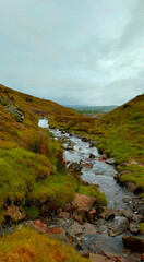 River running in between two mountains