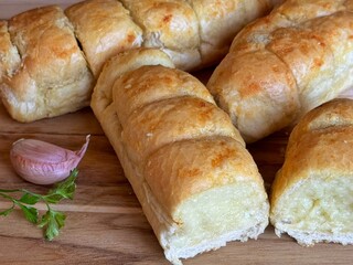 Garlic bread with cheese and parsley, creamy and delicious. Appetizer, accompaniment to the Gaucho barbecue.