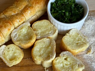 Garlic bread with cheese and parsley, creamy and delicious. Appetizer, accompaniment to the Gaucho barbecue.