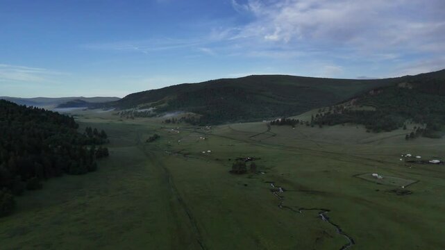 Morgen mit Nebel in der mongolischen Steppe Luftaufnahme 
