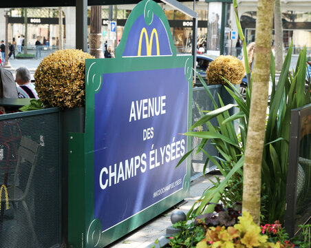 Paris - Avenue des Champs &Eacute;lys&eacute;es