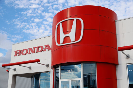 Panneau du concessionnaire Honda et logo du constructeur automobile.