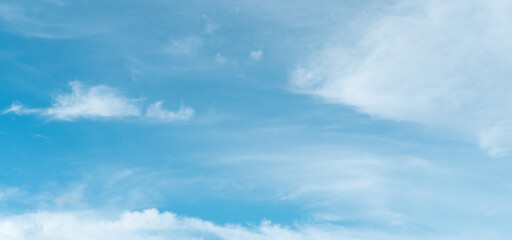 Naklejka premium Beautiful blue sky with strange shape of clouds in the morning or evening used as natural background texture in decorative art work