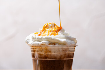 キャラメルフラッペにたっぷりとキャラメルソースをかける