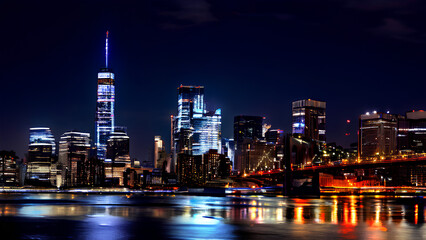 Obraz premium NYC's glittering skyline! Skyscrapers shine bright against the night sky
