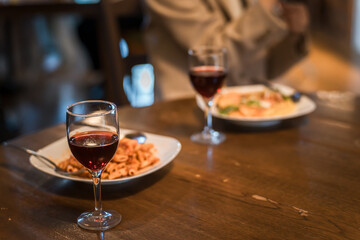 イタリアンのお店のワインとパスタ
