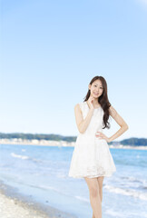 海とワンピース女性
