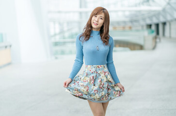 全身　ミニスカ　ポートレイト 女性ポートレート 全身 冬コーデ ミニスカート Stock-bilde | Adobe Stock