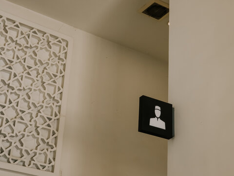Mosque dome icon - street directional sign for mosque.