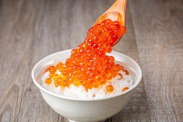 ご飯にイクラをたっぷりのせて食べる