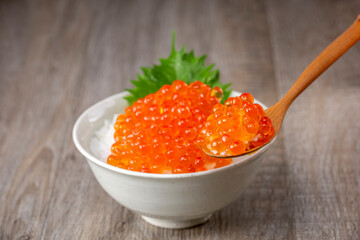 ご飯にイクラをたっぷりのせて食べる