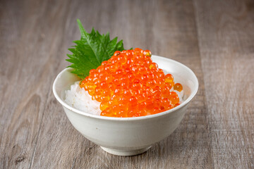 ご飯にイクラをたっぷりのせて食べる