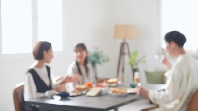 ダイニングで食事する親子　ぼかしイメージ