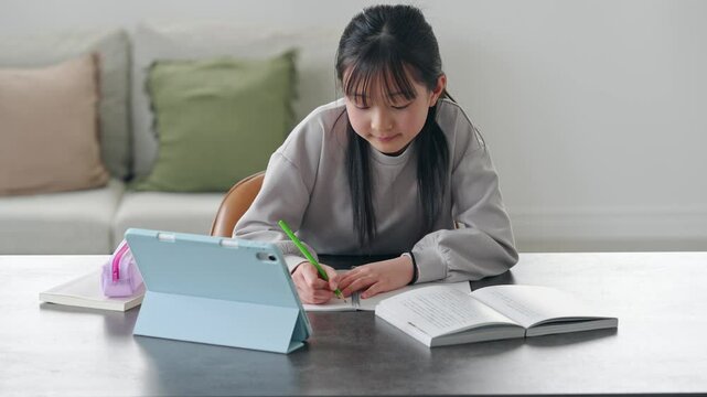 タブレットPCを見ながら勉強する女の子