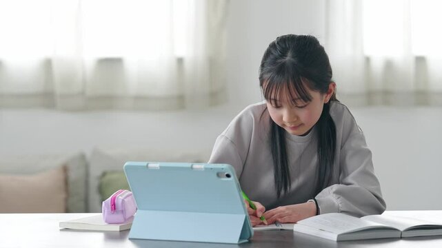 タブレットPCを見ながら勉強する女の子